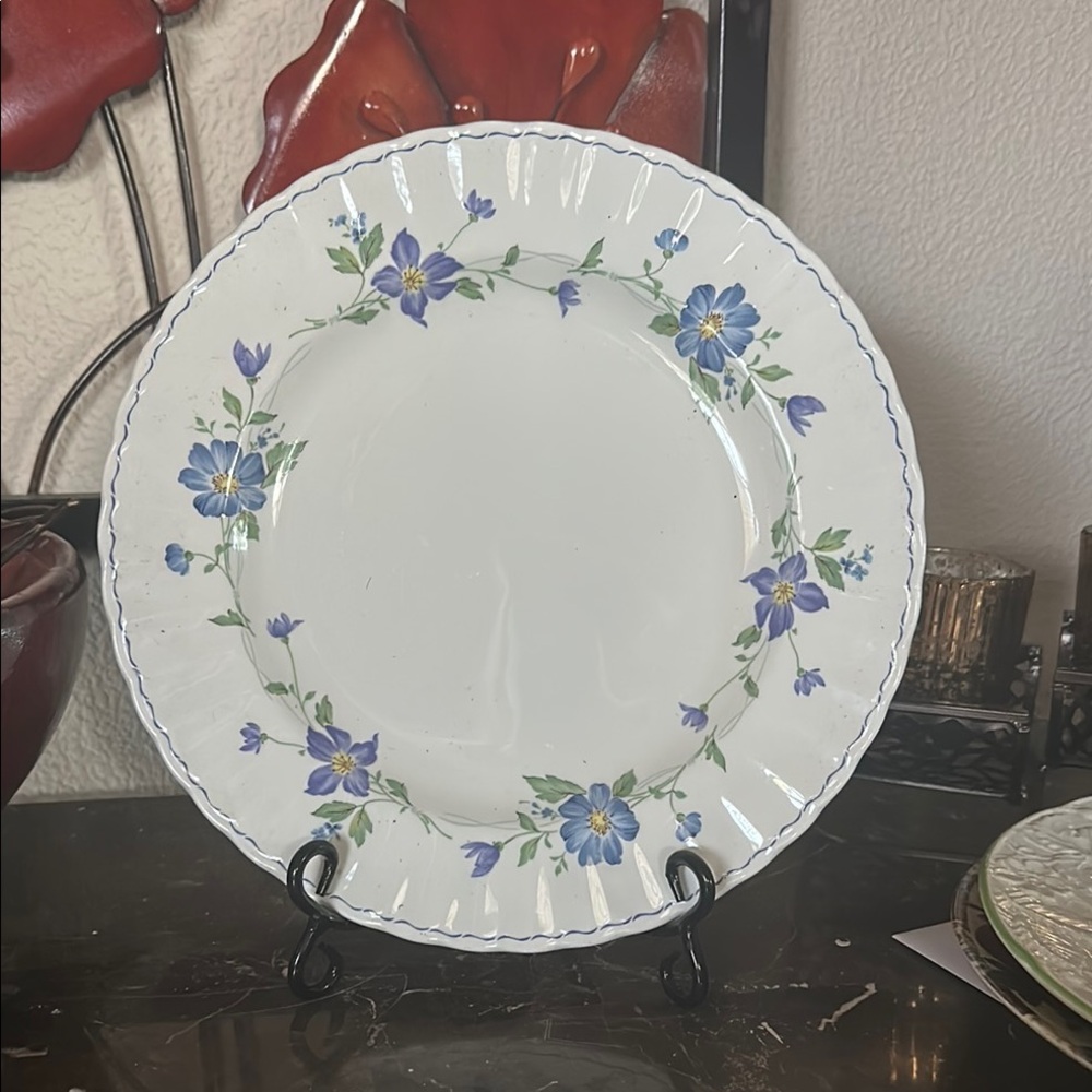 MIKiSA Floral White Dinner Plate